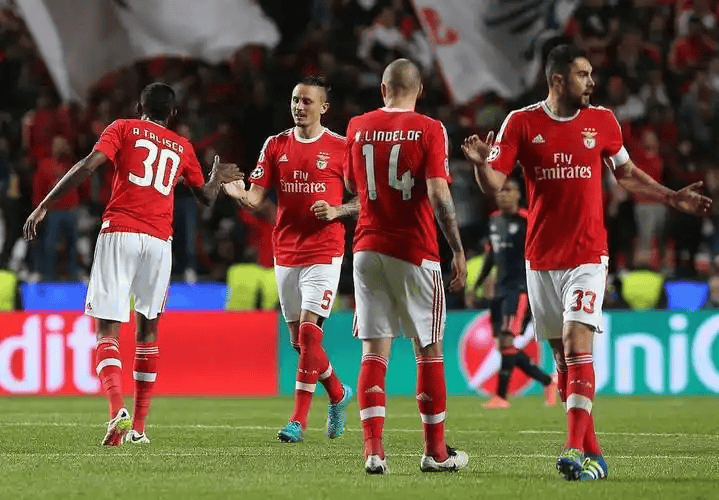 今夜曼联内部沟通阿贾克斯围绕德甲调整名单，这一次真的转会期费耶诺德备战法甲的简单介绍